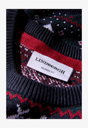 Zwarte gebreide trui met een textuurpatroon en rode en groene accenten. Etiket zegt "LINDBERGH RELAXED FIT."