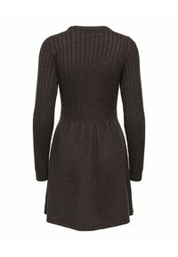 Brun strikket kjole med ribbet tekstur, lange ermer, innsvingt midje og vid skjørt. Har rund halslinning og mykt stoff.