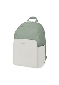 Mochila de tela verde con una sección inferior blanca, que cuenta con un bolsillo frontal con cremallera y un sutil logotipo de la marca en el borde superior del bolsillo.