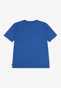 Μπλε βαμβακερό T-shirt, κοντά μανίκια, στρογγυλή λαιμόκοψη, απλό σχέδιο, με μικρή ετικέτα της μάρκας στο κάτω αριστερό μέρος. Μαλακή υφή, κανονική εφαρμογή.