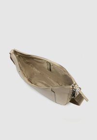 Borsa a tracolla beige con chiusura a zip, esterno liscio, fodera in tessuto, scomparti interni e tracolla staccabile per versatilità.