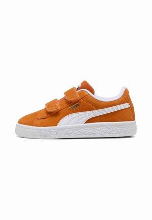 Oranger Wildleder-Sneaker mit zwei Klettverschlussriemen, weißer Sohle und weißem Puma-Logo-Streifen an der Seite.