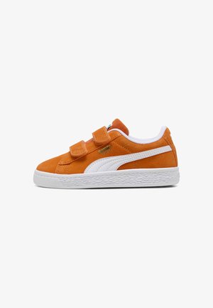 Pomarańczowy zamszowy sneaker z dwoma paskami na rzepy, białą podeszwą i białym paskiem z logo Puma po boku.