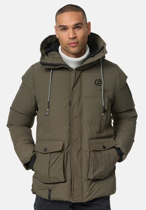 Doudoune vert olive avec capuche, dotée d'une fermeture éclair à l'avant, de deux grandes poches poitrine et d'un patch logo sur le côté gauche. Tissu texturé.