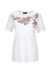 T-shirt blanc à manches courtes ornée de broderies florales colorées dans des rouges, des verts et des bleus. Encolure ronde avec des poignets roulés.