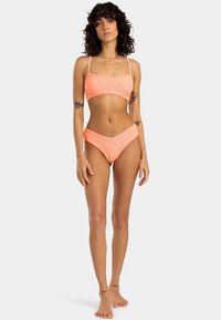 Conjunto de bikini de duas peças em cor coral brilhante, com decote quadrado, alças finas e calções de cintura alta com textura lisa.