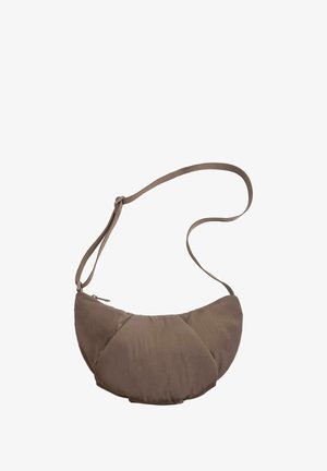 Braune gepolsterte Schultertasche mit einer geschwungenen Form, Nylonoberfläche, verstellbarem Tragegurt und einem Reißverschluss, mit einer Nahtdetails auf der Vorderseite.