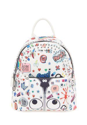 Biały plecak z kolorowymi grafikami kreskówkowymi, w tym oczami, sercami, gwiazdkami, dymkami oraz ćwiekami, zawierający frazy takie jak "Bags have attitude."