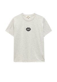 Lichtgrijs katoenen T-shirt met korte mouwen, voorzien van een zwarte lippenafdruk op de borst. Het shirt heeft een ronde halslijn en een relaxte pasvorm.