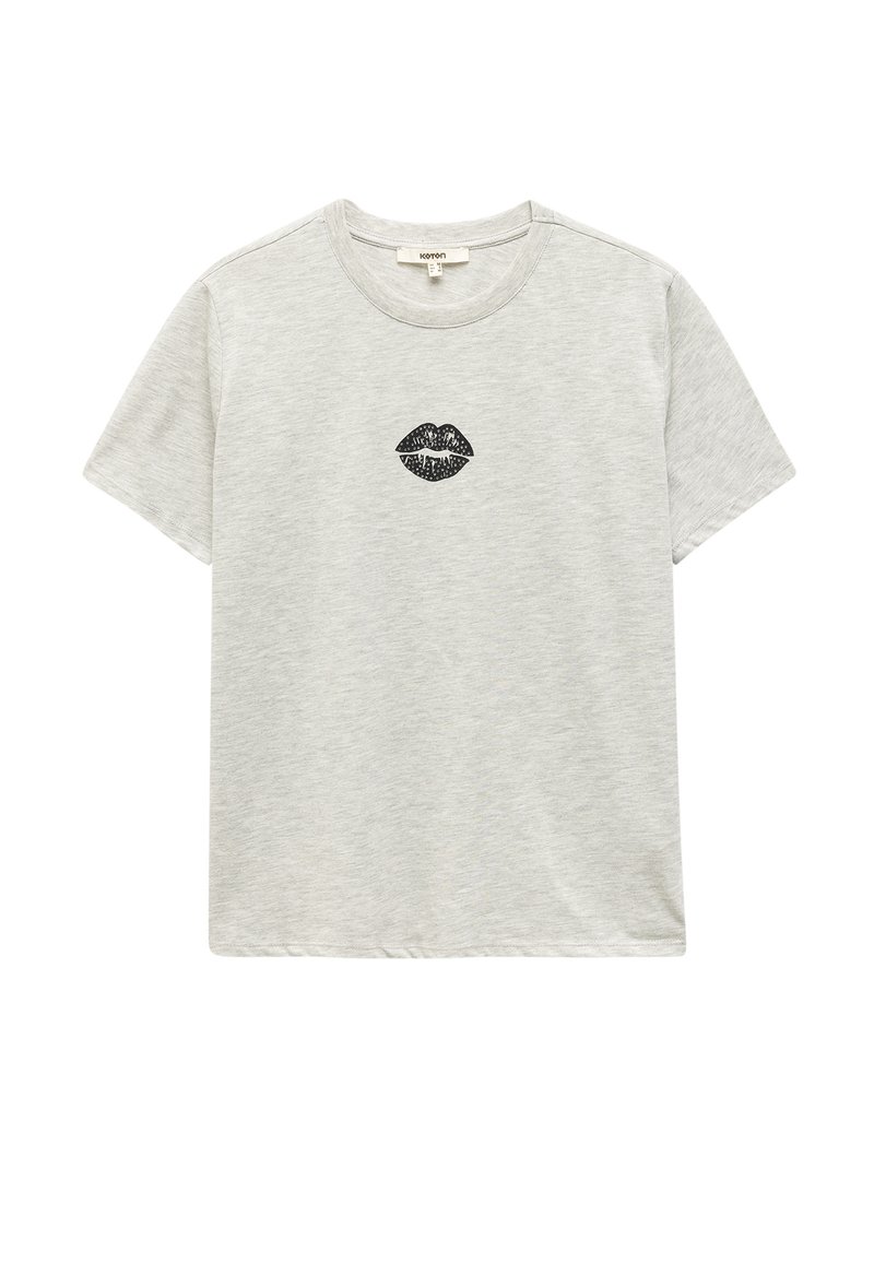 Lichtgrijs katoenen T-shirt met korte mouwen, voorzien van een zwarte lippenafdruk op de borst. Het shirt heeft een ronde halslijn en een relaxte pasvorm.