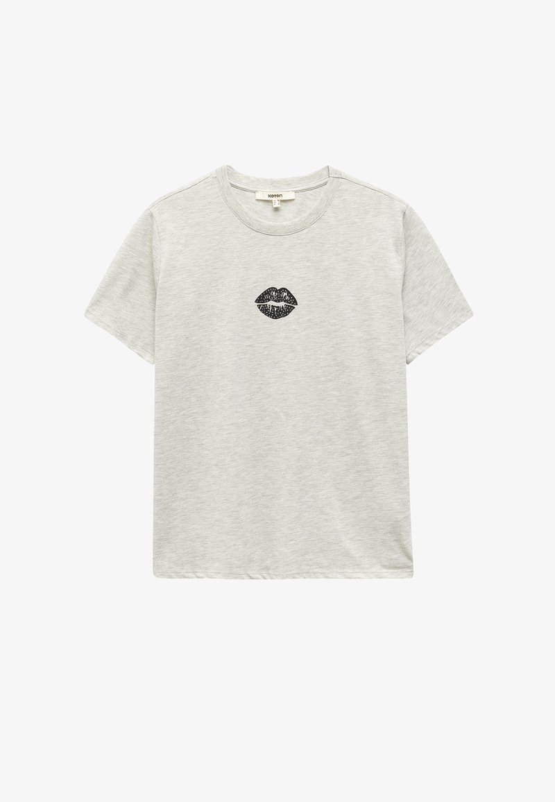 Lys grå bomulds t-shirt med korte ærmer, der har et sort kysaftryk på brystet. T-shirten har en rund halsudskæring og en afslappet pasform.