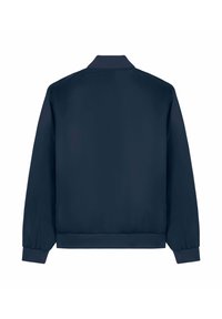 Blouson aviateur bleu marine avec col côtelé, poignets élastiques et taille élastiquée ; texture lisse et design minimaliste sans attaches visibles.