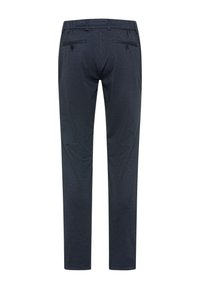 Pantaloni blu scuri con una texture liscia, dotati di due tasche posteriori con bottoni e un taglio sartoriale, progettati per un aspetto elegante.