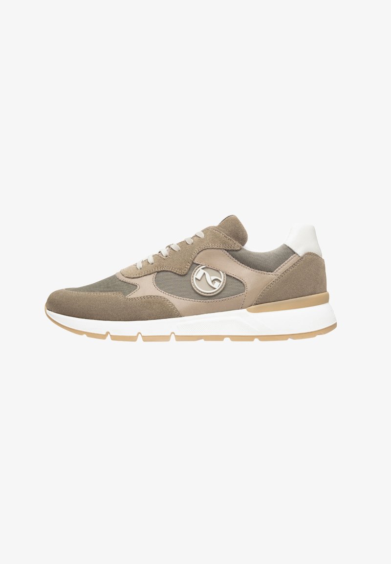 Beżowe i brązowe sneakersy z kombinacją materiałów zamszowych i siateczkowych, biała śródpodeszwa oraz okrągły akcent logo na boku.