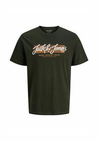 Donkergroene katoenen t-shirt met een opvallende witte en oranje grafische print met horizontale strepen en tekst. Ronde hals, korte mouwen.