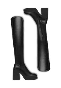 Černé kožené vysoké boty na podpatku ke kolenům, jedna zobrazená z boku a druhá vzhůru nohama s viditelným zipem a masivním podpatkem.