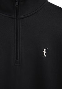 Schwarzer Viertel-Reißverschluss-Sweatshirt mit kleinem weißem, gesticktem Golfer, der einen Schläger in der linken Brusttaschenbereich hält.