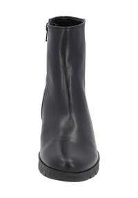 Botă de gleznă din piele neagră, cu un finisaj neted, închidere cu fermoar lateral și o talpă din cauciuc texturat. Design simplu și elegant, fără embellishmente.
