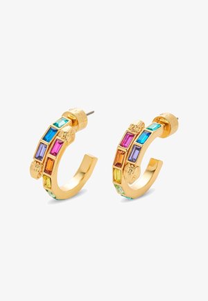 Gouden oorringen met rechthoekige, meerkleurige kristallen in blauw, roze, groen, oranje en geel langs een gebogen ontwerp.