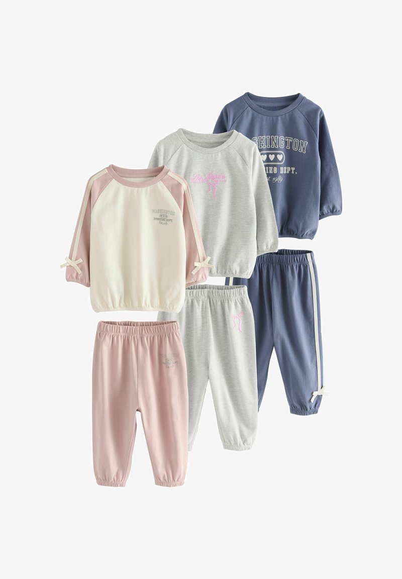 Drei Sets von Kinder-Sweatshirts mit langen Ärmeln und Hosen in Pink, Grau und Blau mit aufgedrucktem Text und kleinen Schleifendetails an Ärmeln und Hosenbeinen.