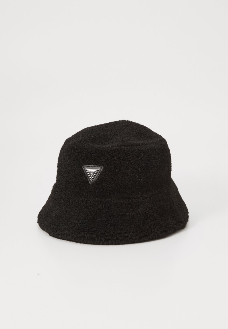 Cappello a secchiello nero realizzato in pile testurizzato con una toppa a forma di triangolo sulla parte anteriore. Parte superiore morbida e arrotondata e ampia visiera flessibile.