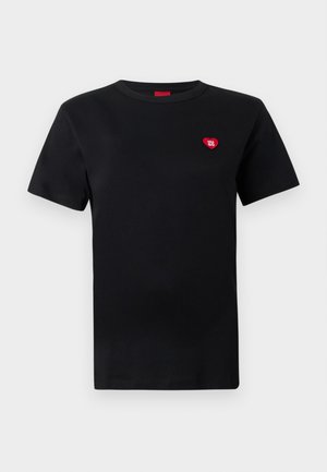 T-shirt de algodão preta com mangas curtas, decote redondo, apresentando um pequeno logo em forma de coração vermelho com o texto "HUGO" na área do peito esquerdo.