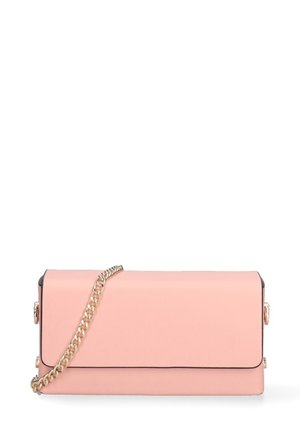 Pochette rectangulaire en cuir rose clair avec une chaîne dorée et des bords noirs, reposant sur un fond blanc.