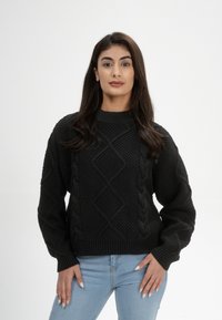 Schwarzer Strickpullover mit strukturierten Mustern, einschließlich Rauten- und Zopfmuster, Rundhalsausschnitt sowie gerippten Bündchen und Saum.