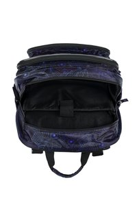Zaino nero con design a motivi viola. Doppie cerniere, due scomparti, maniglie robuste e una cintura interna per fissare gli oggetti.