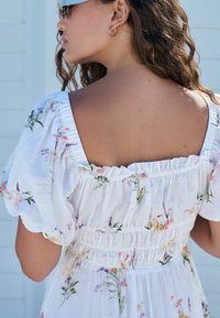 Next PUFF SLEEVE MIDI - Päevakleit - white ground