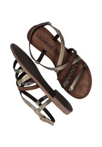 Open-toe sandalen met meerkleurige bandjes in zwart, brons en zilver. Voorzien van een platte zool en een verstelbare enkelgesp voor de juiste pasvorm.