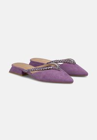 Mule viola in suede con punta affilata e tacco basso a blocco, dotate di una fascia decorativa di strass sul collo del piede.