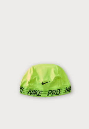 Αθλητικό καπάκι κρανίου Nike Pro σε νέον πράσινο με μαύρο λογότυπο Nike swoosh και ελαστική ταινία με σήμανση σε απλό ανοιχτό φόντο.