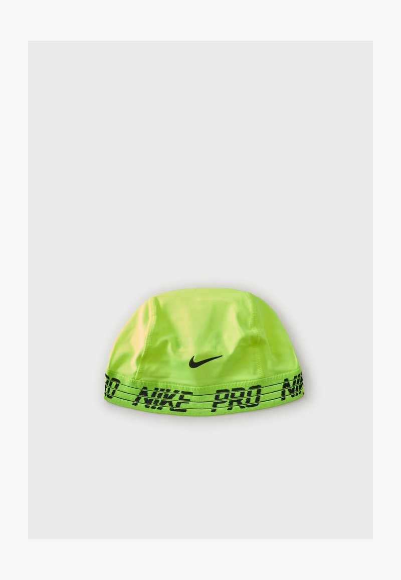 Αθλητικό καπάκι κρανίου Nike Pro σε νέον πράσινο με μαύρο λογότυπο Nike swoosh και ελαστική ταινία με σήμανση σε απλό ανοιχτό φόντο.