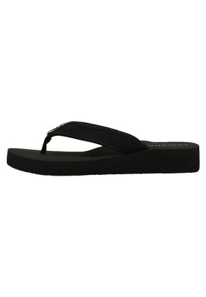 Tongs noires à semelle plate, avec des brides en tissu et un détail doré sur la bride. Texture lisse et design minimaliste.