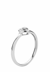 Anello d'argento con una parte superiore a forma di cuore adornata da tre pietre trasparenti. Con una fascia liscia e finitura lucida. Design semplice ma elegante.