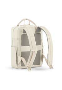 Beige ryggsäck med en strukturerad design, vadderad grå baksida, justerbara axelremmar, handtag upptill och dragkedjestängning. Innehåller släta och texturerade material.