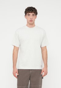 Κοντομάνικο, κοντό λαιμόκοψη μπλουζάκι σε ανοιχτό γκρι βαμβακερό ύφασμα με λείο υφή, διακοσμημένο με διακριτικό λογότυπο κοντά στο στρίφωμα.