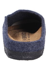 Navyblå filt slip-on sko med en texturerad ovandel, korkfotbädd och en svart gummisula. Rundad form med minimala designelement.