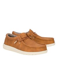 Braune Lederschuhe mit glatter Textur, ausgestattet mit einer weißen Gummisohle, kontrastierendem Heringbone-Muster Futter und einfacher Schnürung.