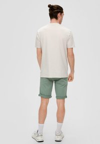 QS BERMUDA - Shorts - salbeigrün