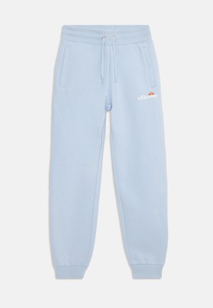 Hellblaue Jogginghose mit geripptem Bund und Bündchen, Seitentaschen, Kordelzug und weißem ellesse-Logo am rechten Oberschenkel.