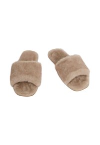 Zapatillas de pelaje sintético color beige con tiras superiores anchas, suelas planas y textura suave. El diseño es destalonado y fácil de poner.