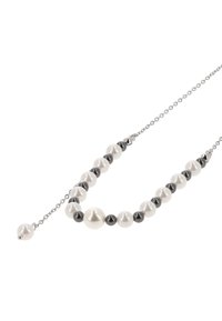 Een ketting met afwisselend witte en zwarte ronde kralen met een zilveren ketting, met een prominente grotere witte kraal in het midden.