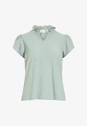 Blusa verde chiaro a maniche corte con colletto arricciato e motivo in pizzo a occhiello, scollo a V e sottili maniche leggermente gonfie.