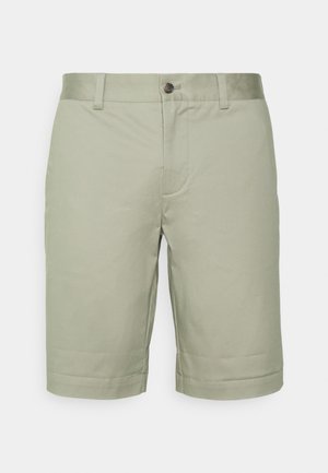 Lysegrønne shorts lavet af bomuldsblandet stof, med flad front, knaplukning og opbukkede kanter forneden.