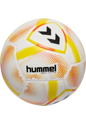 Hvid fodbold med sorte og gule accenter. Har en tekstureret overflade, hexagonale paneler og et logo med teksten "hummel AEROFly LIGHT 350."