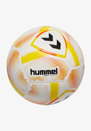 Biały piłka nożna z czarnymi i żółtymi akcentami. Posiada teksturowaną powierzchnię, sześciokątne panele oraz logo z napisem "hummel AEROFly LIGHT 350."