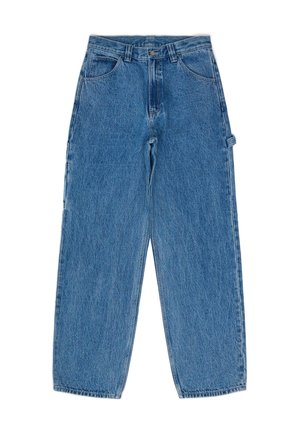 Jeans in denim azzurro chiaro con vita alta, taglio svasato, tasche frontali e un dettagliato passante sul lato sinistro per una funzionalità aggiuntiva.