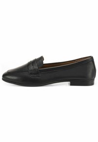 Černé kožené mokasíny s rounded toe, prošívanými detaily a nízkým podpatkem. Hladký povrch s designem na obutí a minimalistickými akcenty.